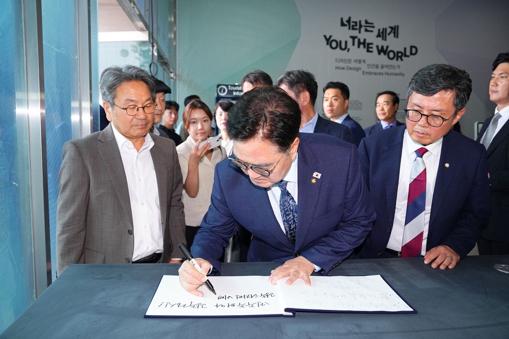 우원식 의장-강기정 시장, 디자인비엔날레 함께 관람