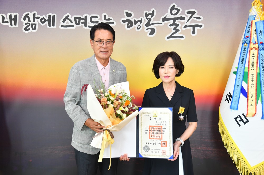 이순걸 울주군수, ‘양성평등진흥 유공 국민포장’ 이손의료재단 이정화 이사장 축하 환담