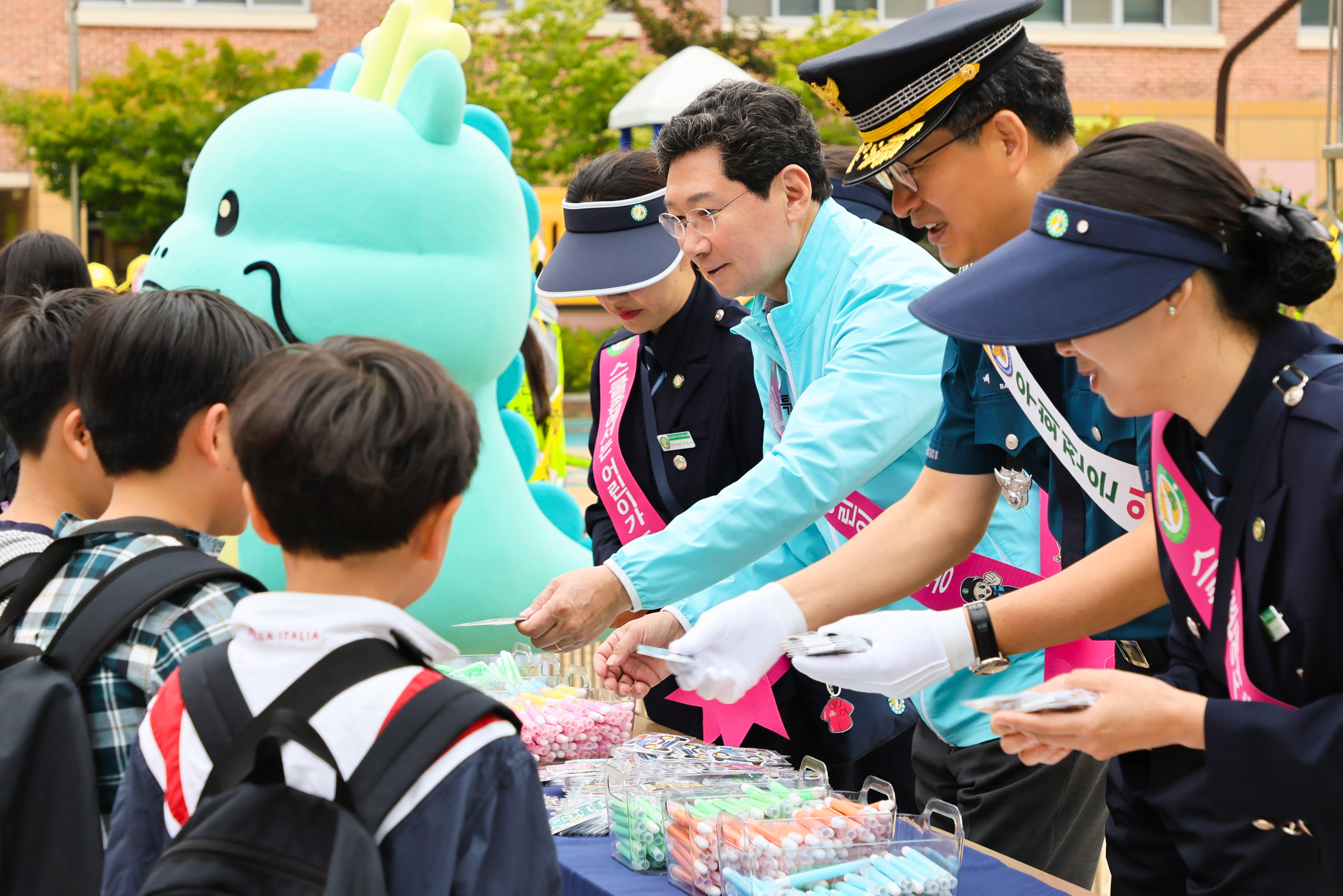 이상일 용인특례시장, 남곡초등학교 교통안전 캠페인 동참
