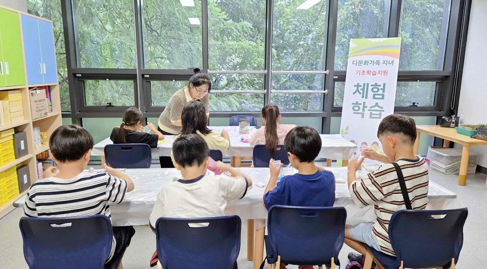 밀양시가족센터, 다문화가족 아동 대상 ‘나만의 테라리움 만들기’ 체험학습 진행
