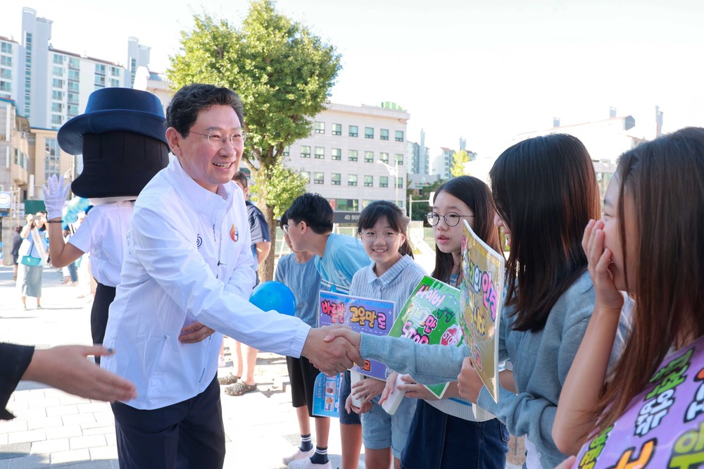 이상일 용인특례시장, 구성초등학교에서 학교폭력 예방 캠페인 동참