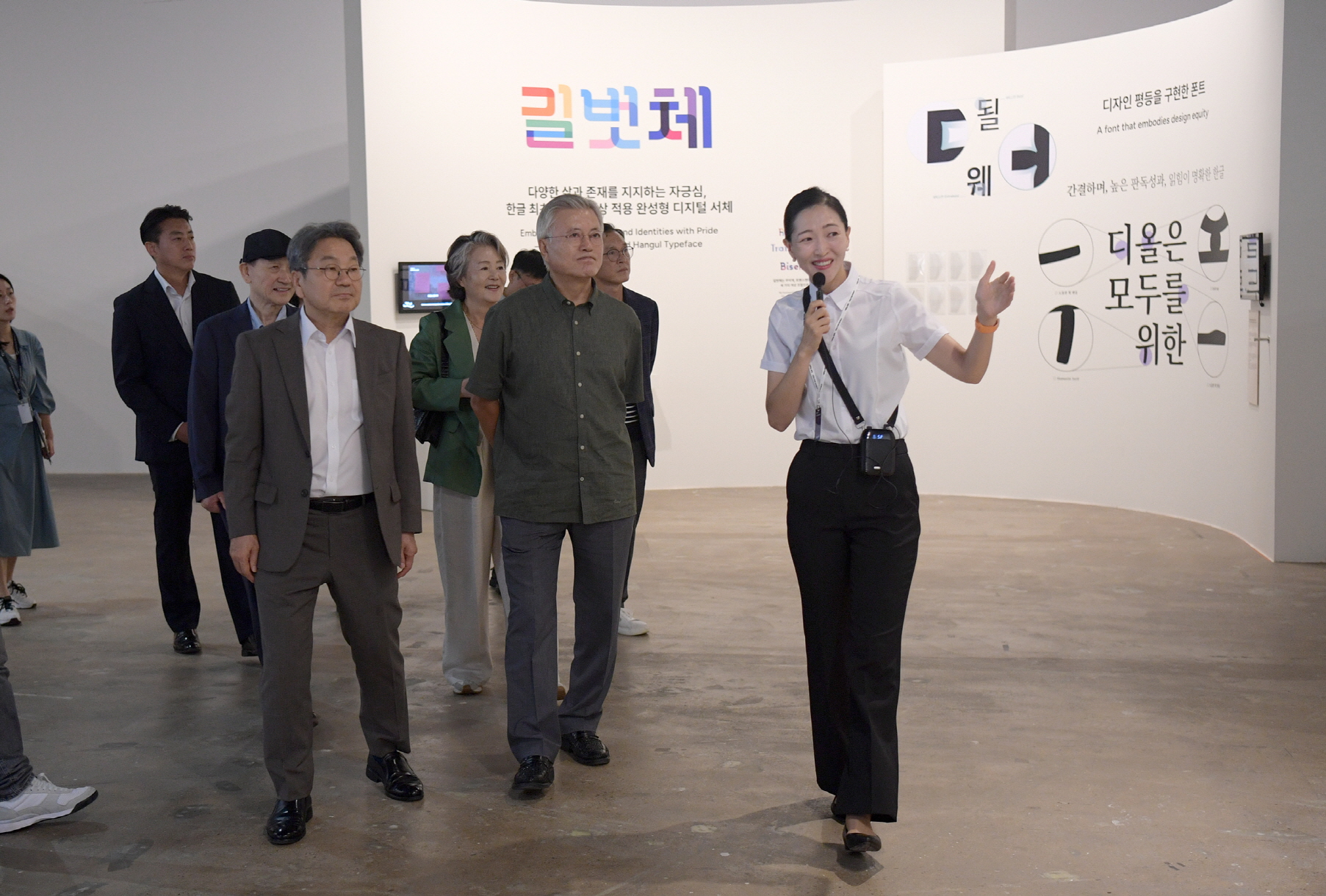문재인 전 대통령-강기정 시장, 디자인비엔날레 관람