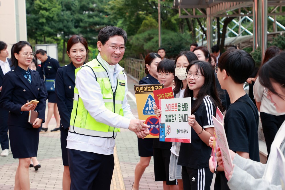 이상일 용인특례시장, 수지구 현암초 앞 교통지도 봉사 나서
