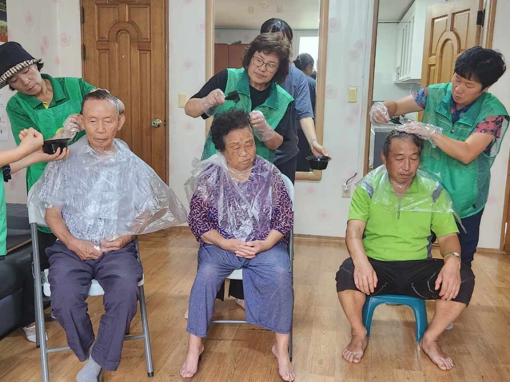 가곡면 새마을부녀회, 사랑의 염색 봉사 펼쳐