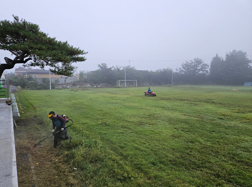 산내면 체육회, 제24회 면민체육대회 대비 체육공원 및 체육시설 풀베기 실시
