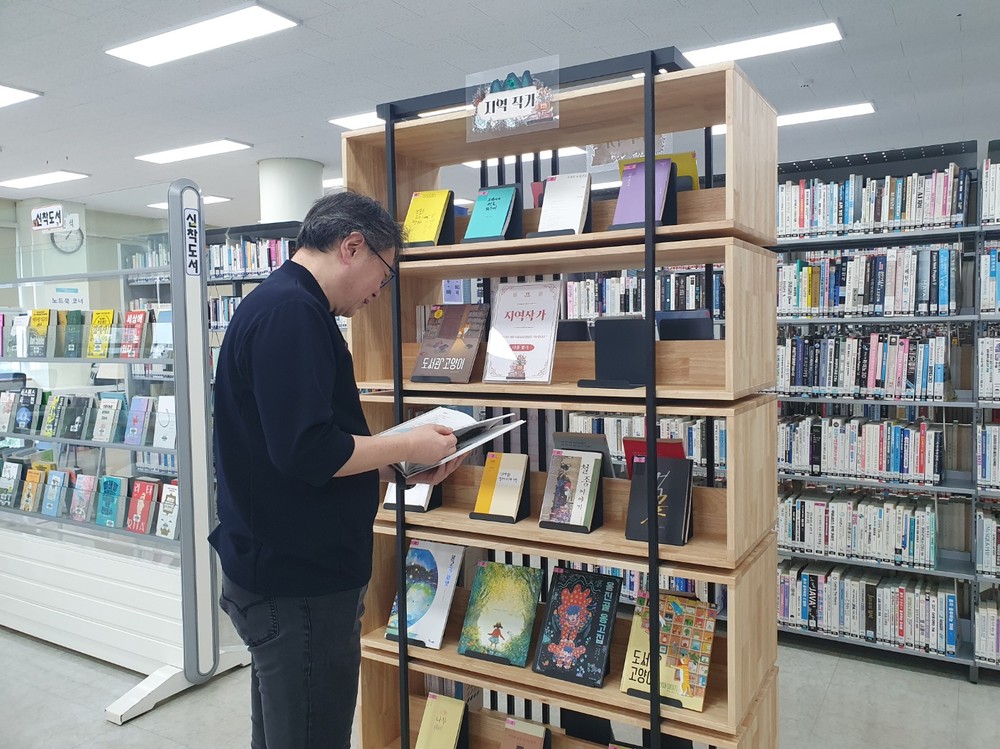 “우리 동네 작가들 책, 도서관에서 만나요”, 강화군, 도서관에 ‘지역작가 큐레이션 코너’ 선보여