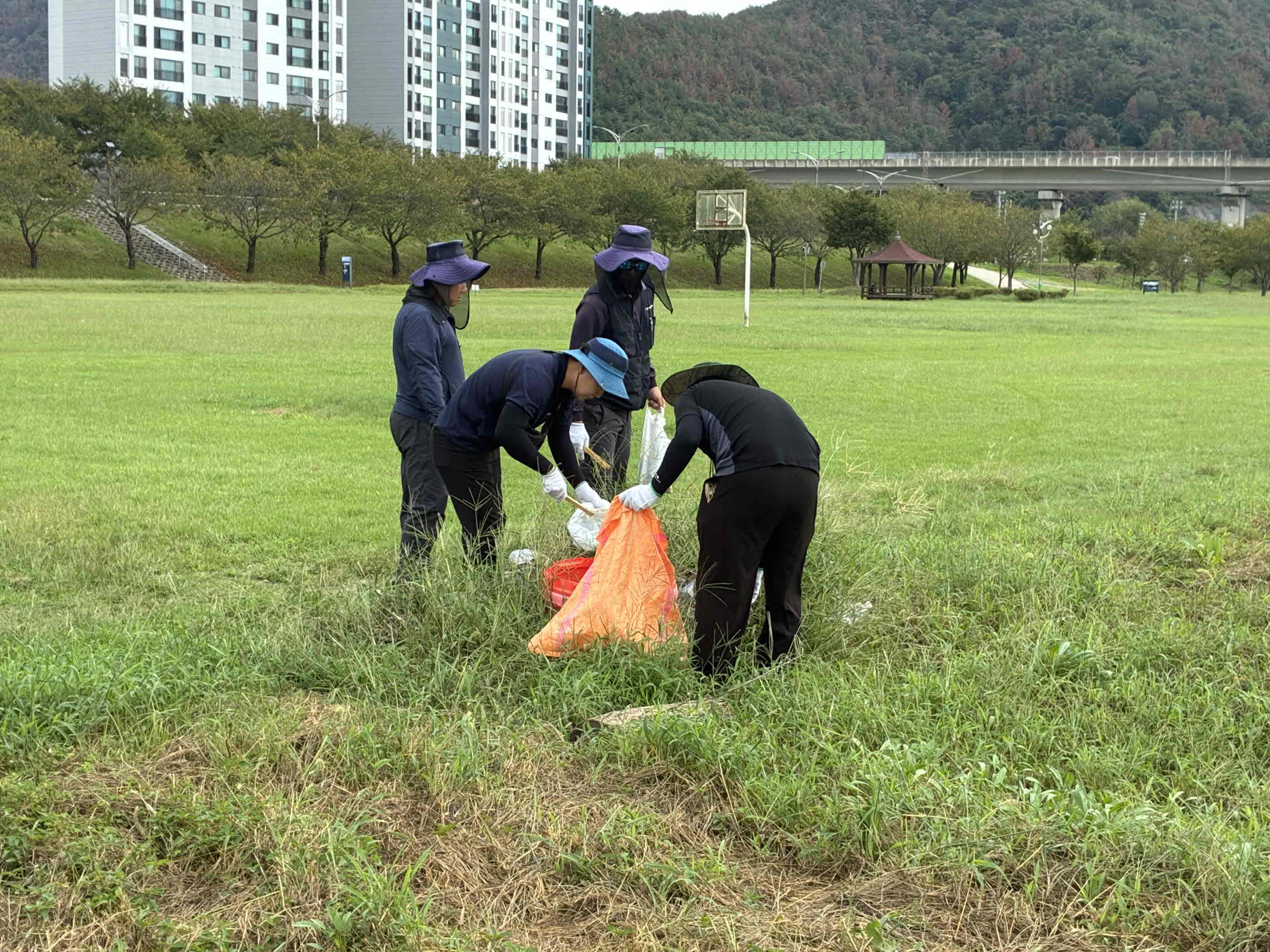 밀양시시설관리공단, 밀양강변 하천 정화 활동 펼쳐