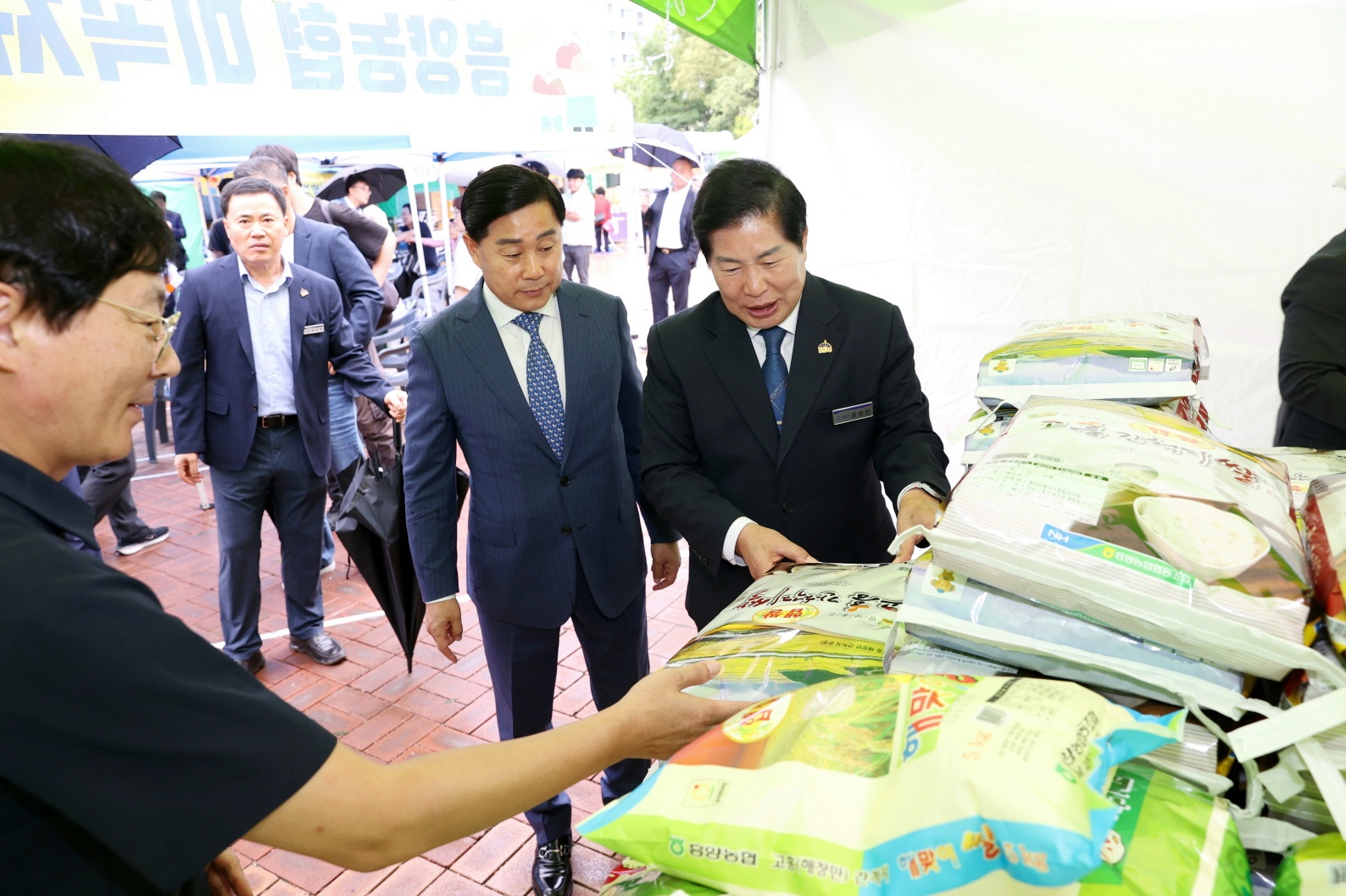 고흥군, 서울 중계근린공원 고흥 직거래장터 개장… 후원물품 전달로 온기 더해