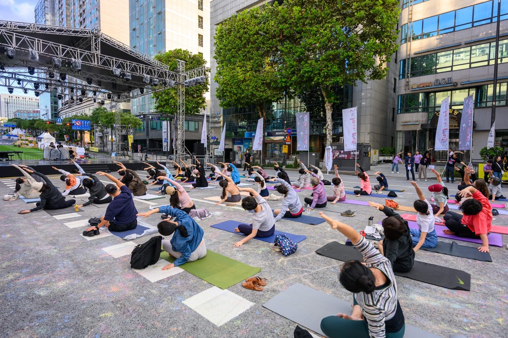 ‘2025 서리풀뮤직페스티벌’ 반포대로가 특별한 힐링 공간으로 변신 '서리풀 굿모닝 요가'