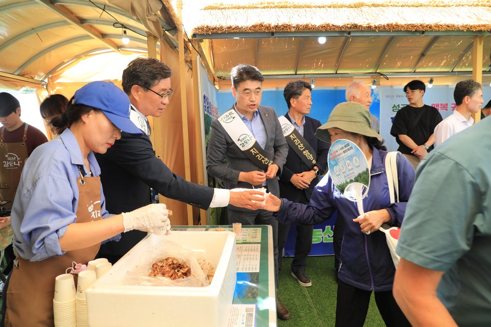함양군, 산삼축제 연계 축산물 시식 행사 성황