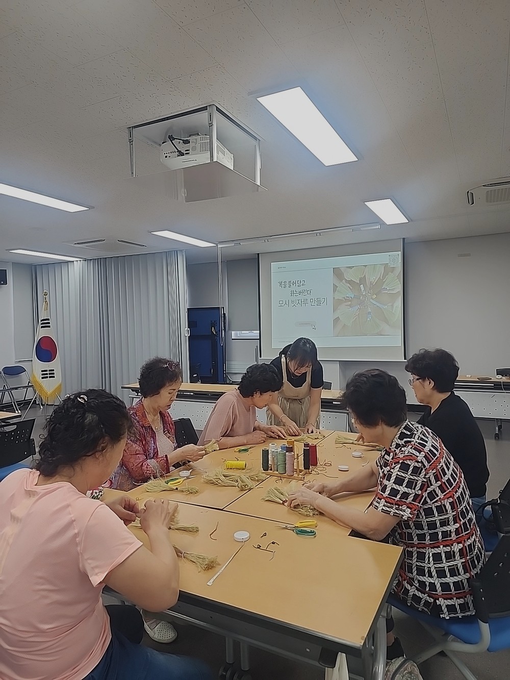 망미2동 주민자치회 프로그램 원데이 클래스 「친환경 모시 빗자루 만들기 체험」개최