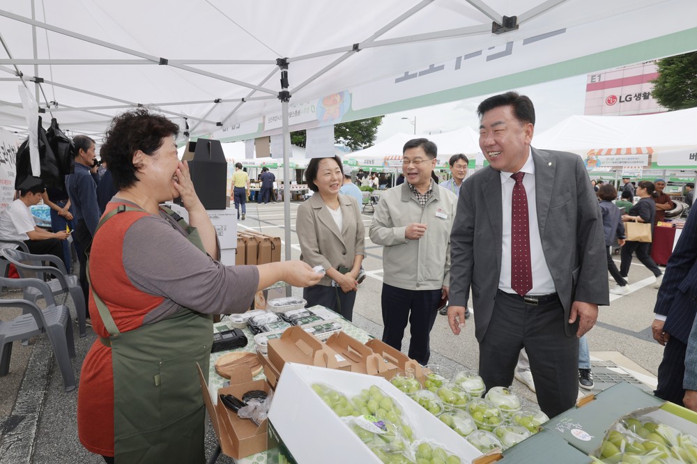 청주시, 기업·농가와 함께한 농산물 직거래장터 “큰 호응”