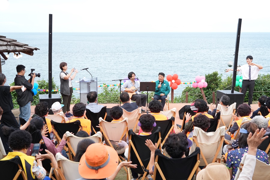 1cm의 차이 프로젝트! 함께 즐기는 이기대해안산책로 - ‘보행약자 배려길’조성 기념 숲속 동행음악회 개최