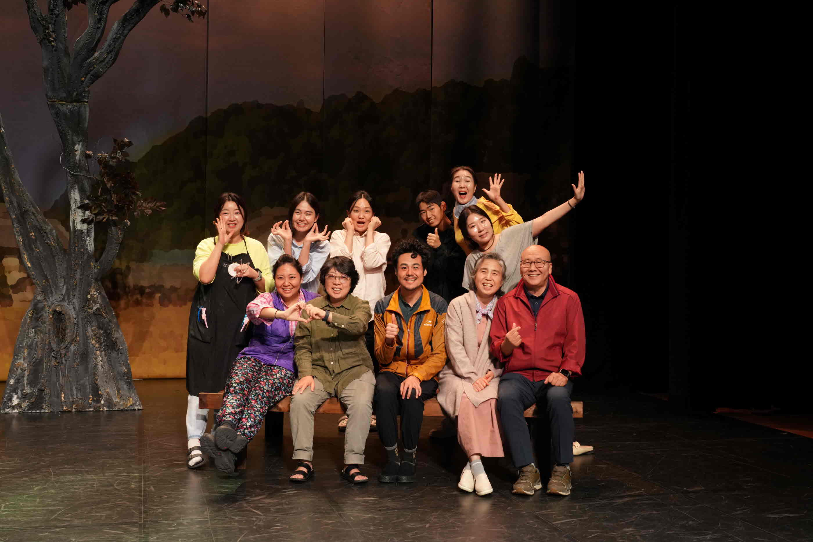 밀양아리나 상주단체 극단 메들리, 창작공연 ‘명랑육전’ 성료