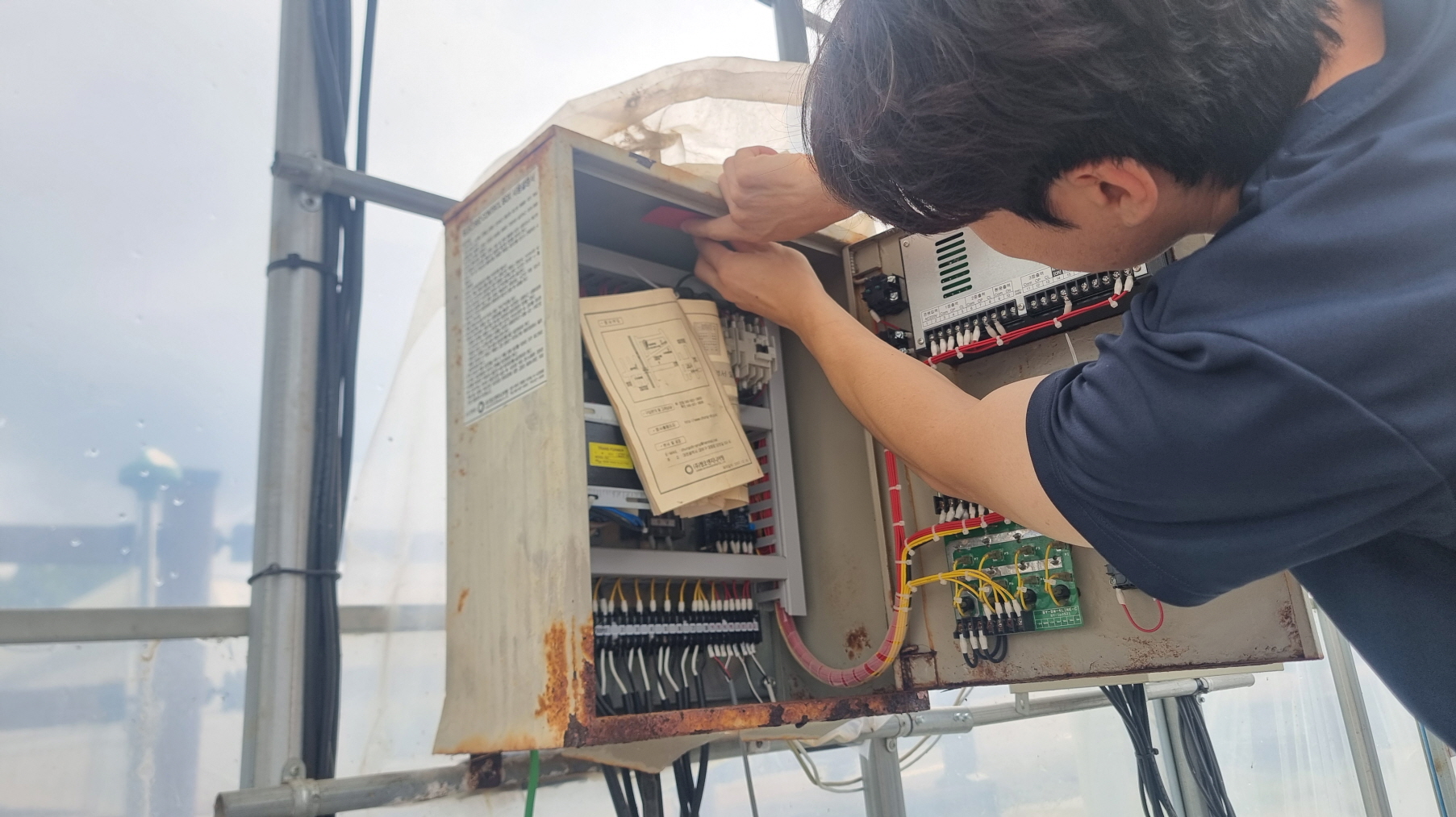 고흥군, ‘화재 걱정 뚝!’ 스티커형 소화기 긴급 보급