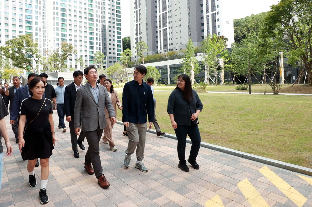 이상일 용인특례시장, 모현읍 힐스테이트 몬테로이 단지 찾아 주민들과 ‘소통버스킹’ 진행