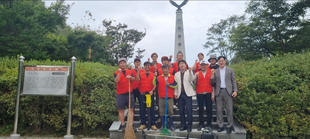 “부여군 석성경찰충혼탑, 민간단체 합심으로! 이른 아침 환경 정비로 고귀한 희생 기리다”