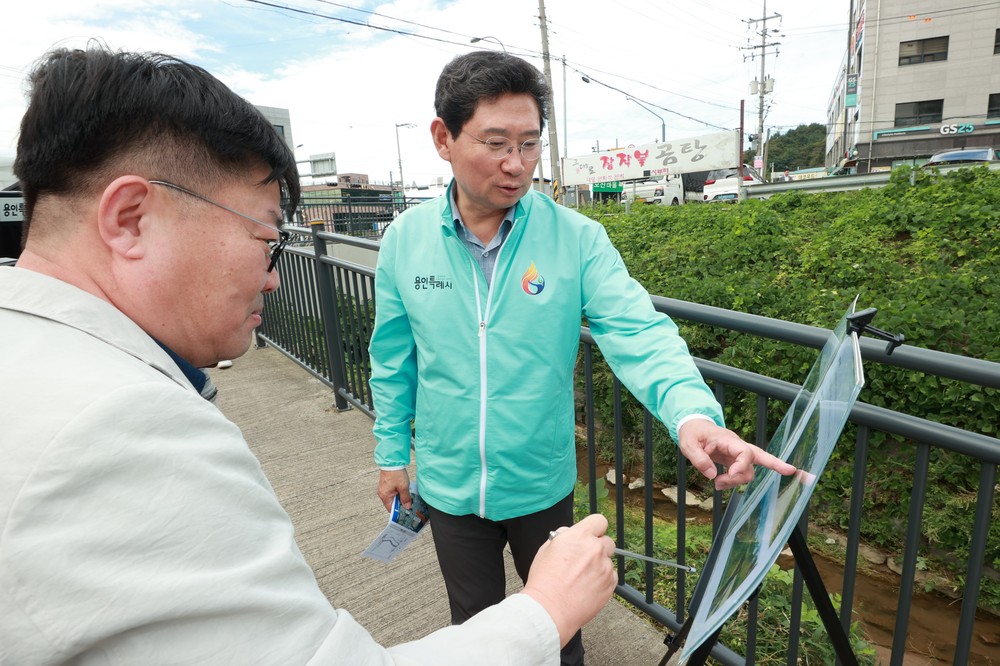 이상일 용인특례시장, 모산소하천 산책로 조성사업 현장 점검