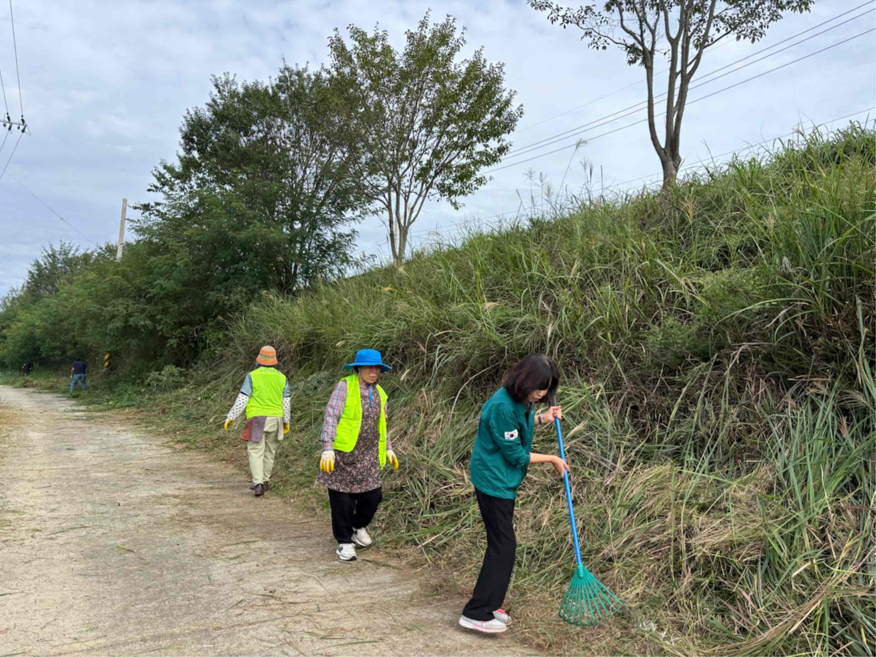 초동면 주민자치회, 추석 맞이 도로변 풀베기 및 환경정비 실시
