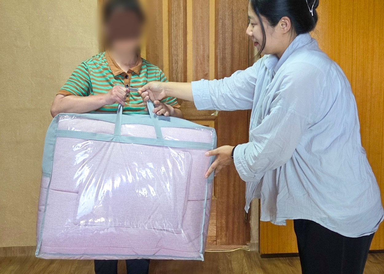 경남장애인부모연대 창녕군지회, 장애인가정에 이불세트 전달