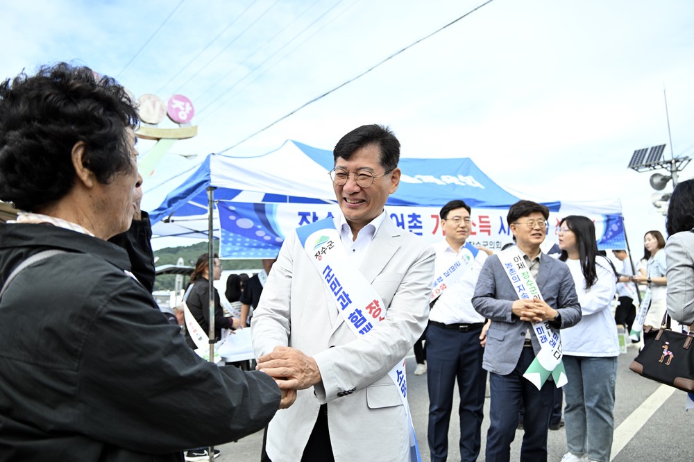 장수군, 추석맞이 장보기 행사서 농어촌 기본소득 홍보·서명운동 전개