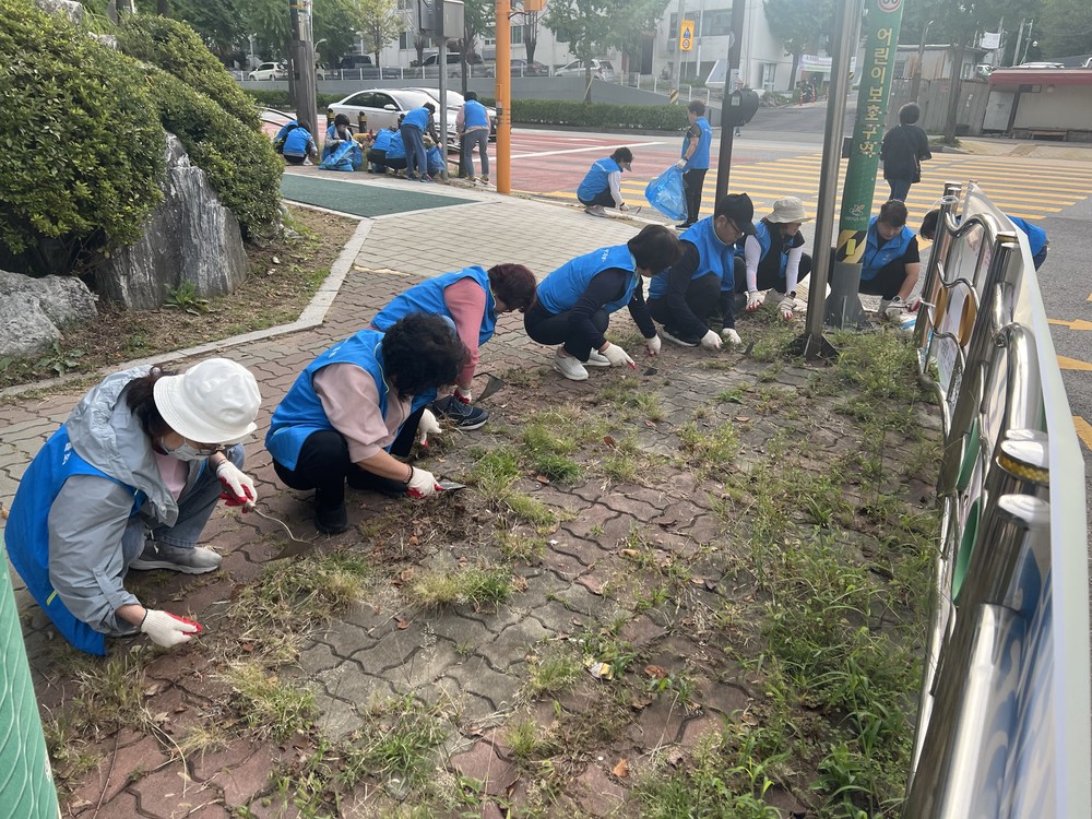 가좌2동, 통장자율회와 함께 하는 추석명절 고향 손님맞이 보행도로 환경 정비 실시