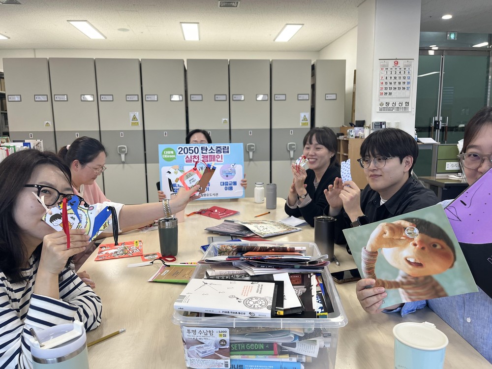 청주오창호수도서관, 책 커버 활용한 청렴 책갈피 제작