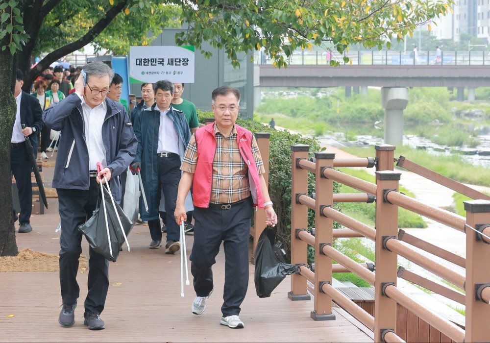 대전시, 추석·APEC 맞아 350명과 거리 대청소 나서