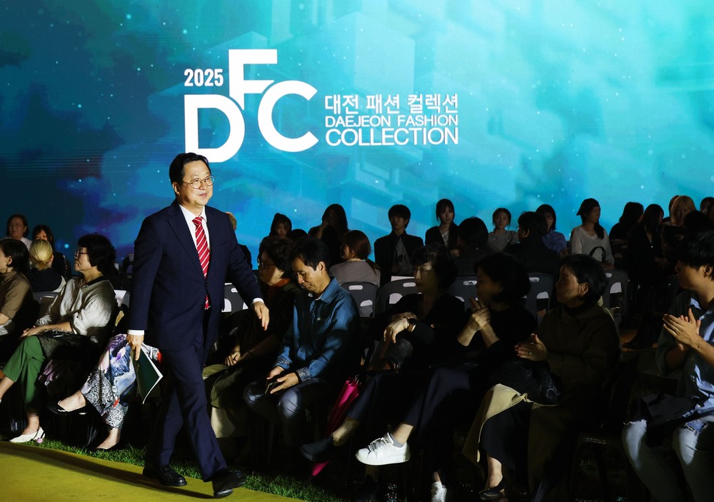대전시 “가을밤 수목원 수놓은 패션” 2025 대전패션컬랙션 성황