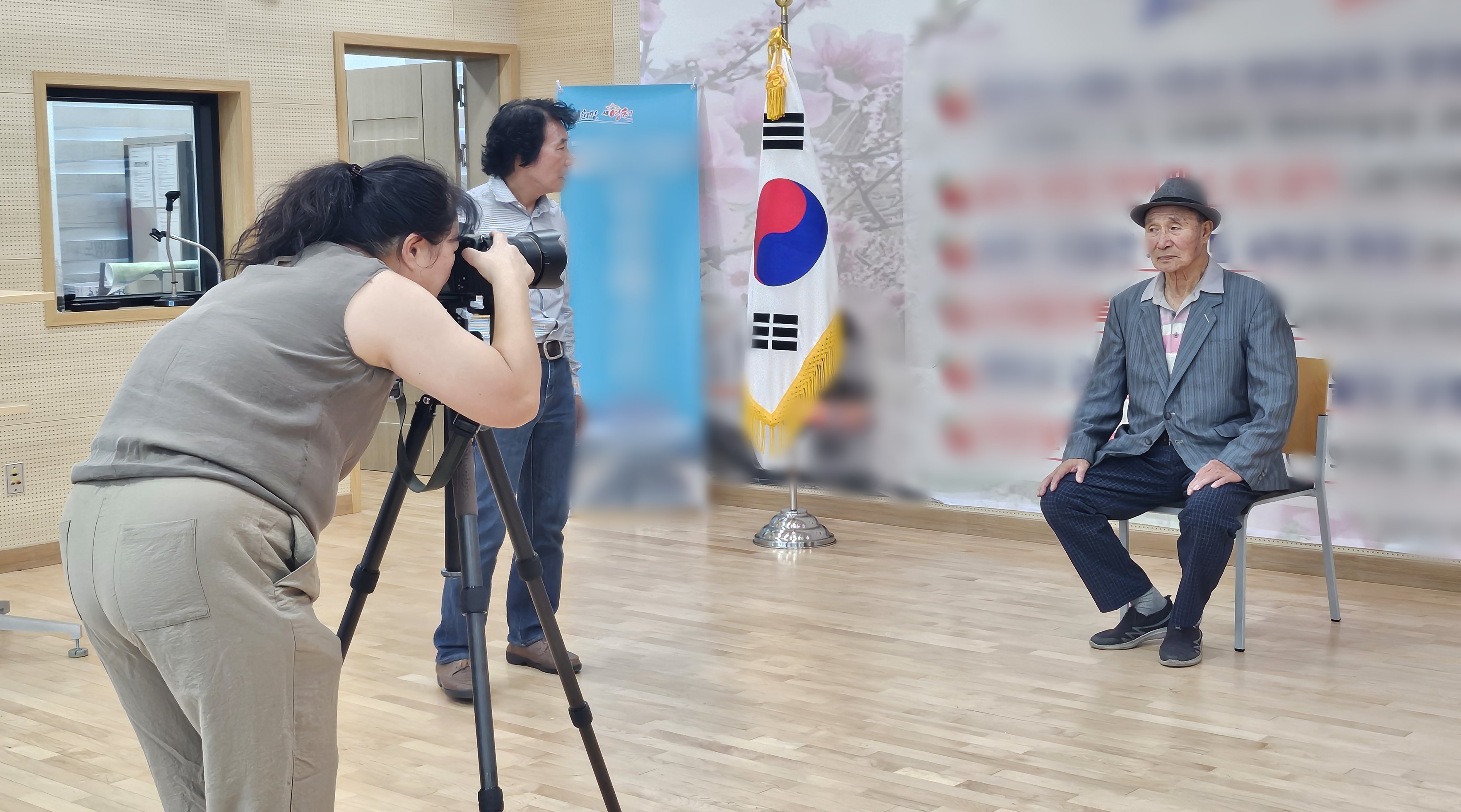 한국사진작가협회 영천지부, 대창면 어르신들께 장수사진 선물