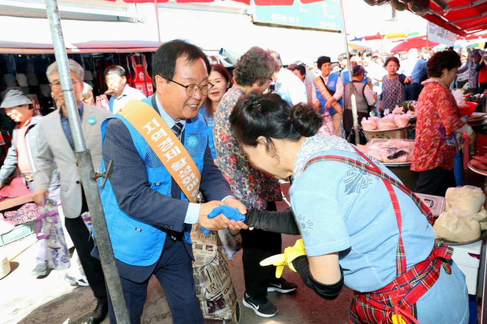 유희태 완주군수, 추석맞이 전통시장 장보기 행사… 삼례시장 찾아 상인 격려