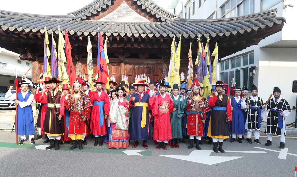청주시 성안길에 세종대왕 납셨다! 어가 행차 ‘눈길’