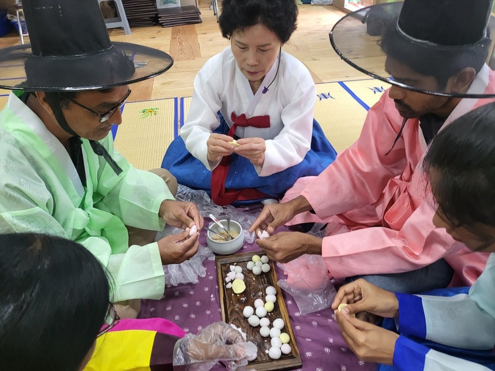순천시 외국인들의 특별한 추석나기....송편 빚고 한복 입고