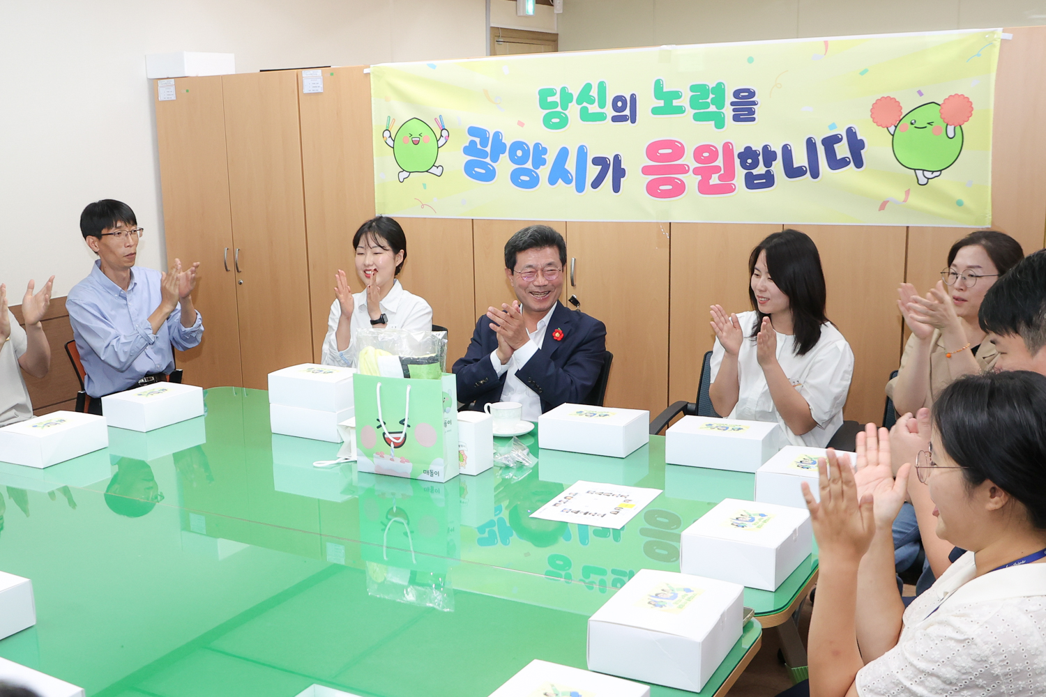 정인화 광양시장, 건축과 방문해 직원 노고 격려…‘웃음꽃 활짝’