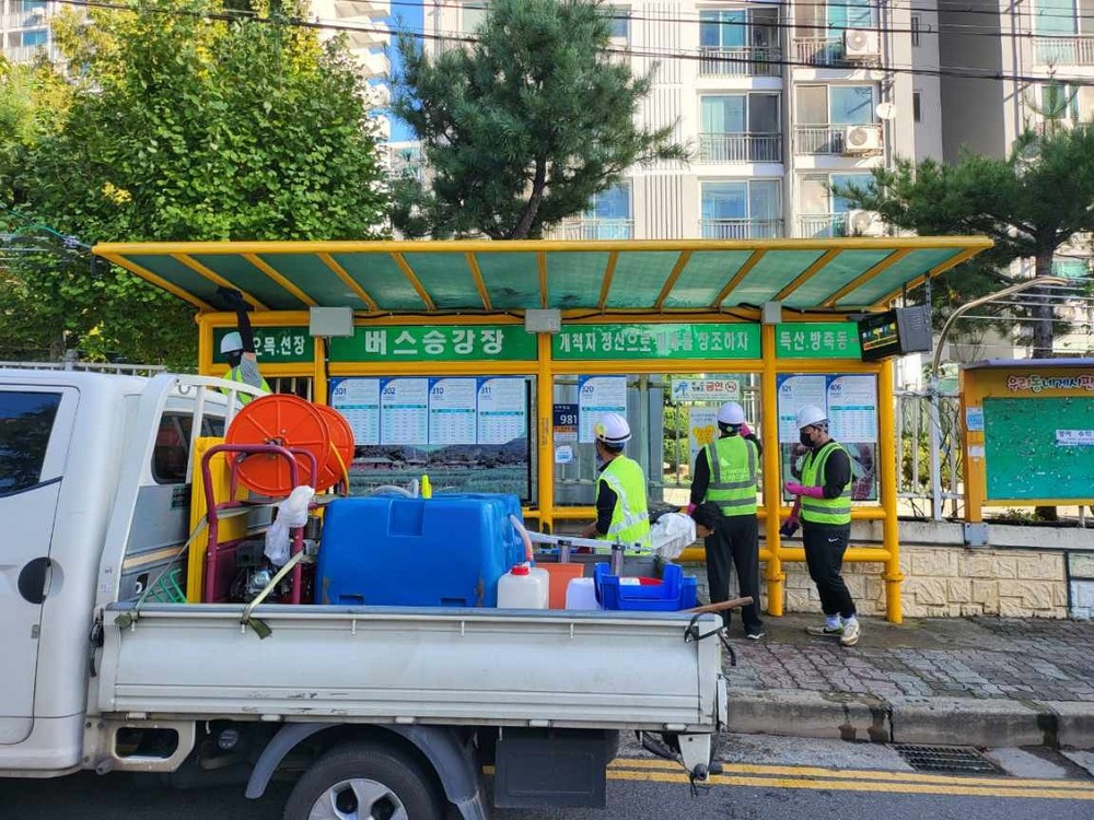 아산시, 깨깔산멋 아산 조성을 위한 버스승강장 물청소 실시