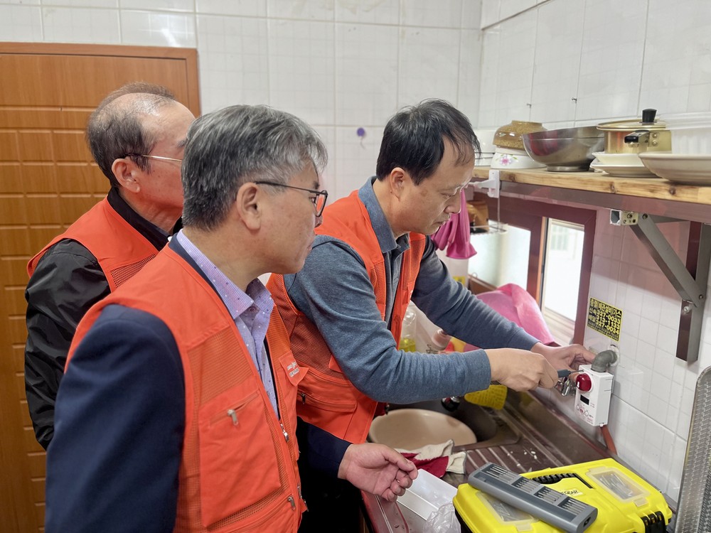 주례1동 행복지킴이단, 어르신 안전 위한 가스타이머 설치 및 안전교육 실시