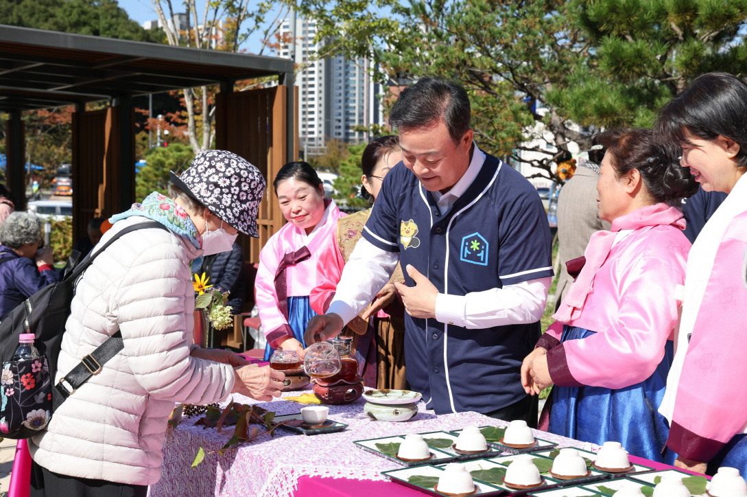 의왕시청소년재단, 지역 어르신과 함께하는 “차(茶)로 나누는 마음”사회공헌 활동 전개