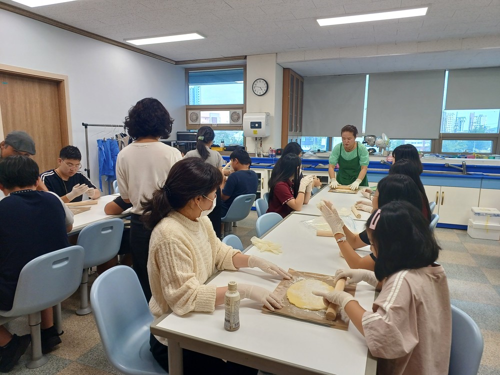 사천시립도서관, 청소년과 함께하는 ‘맛·멋·미 책여행’ 호응 속 운영