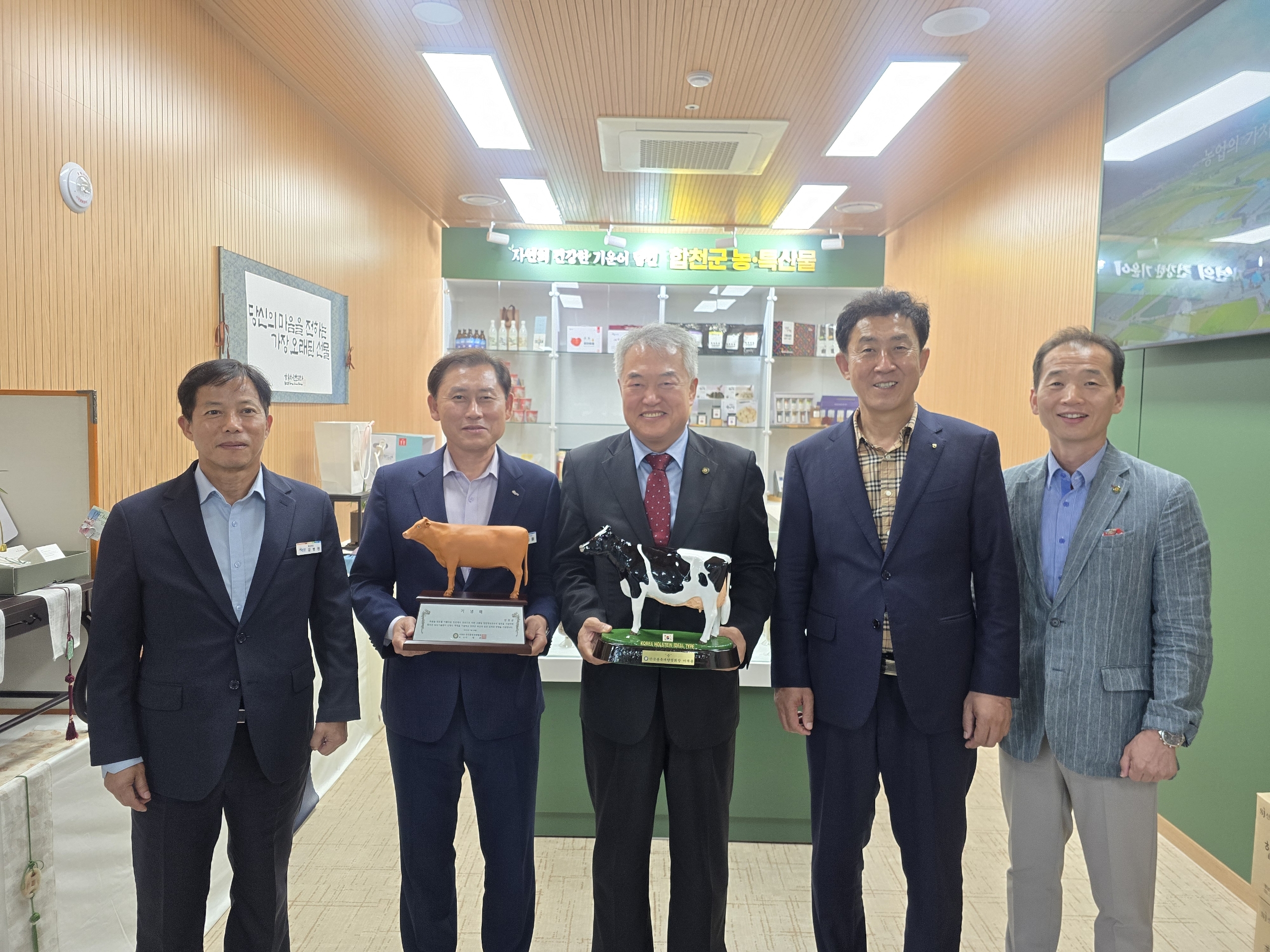 (사)한국종축개량협회, 합천군농업기술센터에 한우·젖소 모형 기증