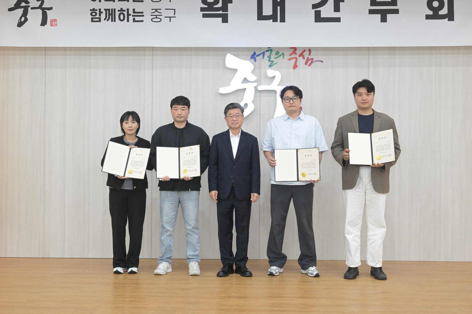 적극행정으로 스마트 빗물받이, 초등학교 통학 불편 해소 노력, 입간판과 일조권 규제 개선 등 주민 일상 변화 이끌어