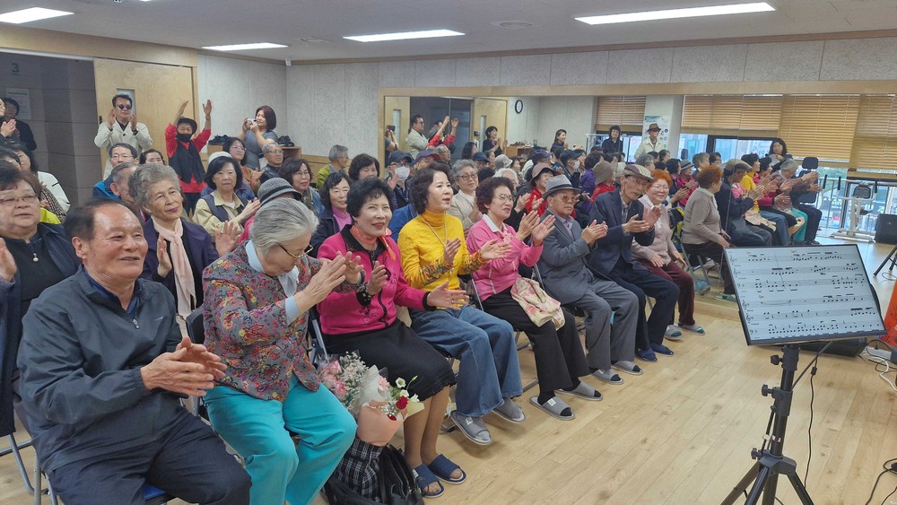 안양시 동안치매안심센터, 치매가족 힐링 프로그램 ‘동치美 가을음악회’성료