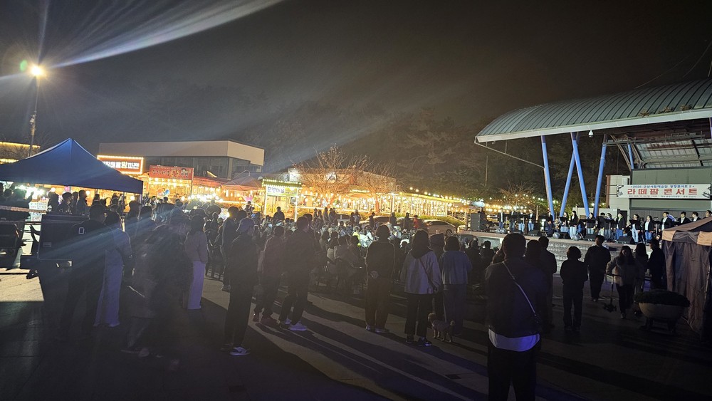 은파물빛다리 야경과 함께한 낭만의 가을밤 군산시립예술단 광장콘서트‘라떼팝 콘서트’ 성료
