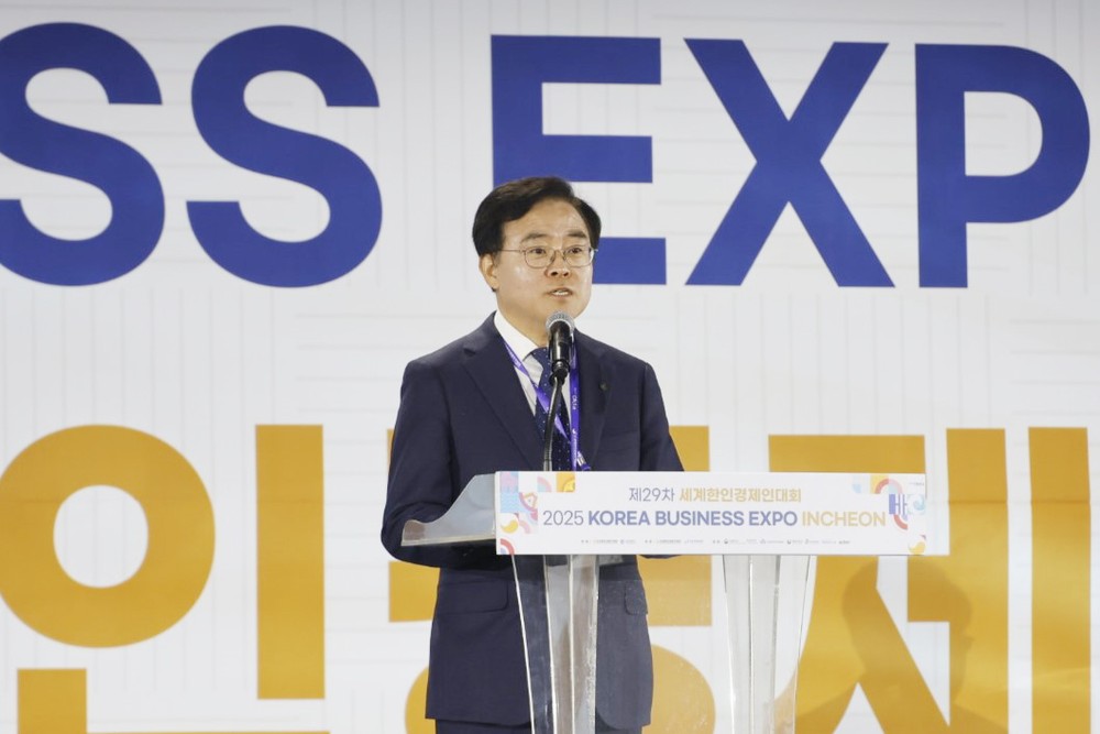 진교훈 서울 강서구청장이 인천 송도컨벤시아에서 열린 ‘2025 한국 비즈니스 엑스포 인천 폐막식’에서 인사말을 하고 있다