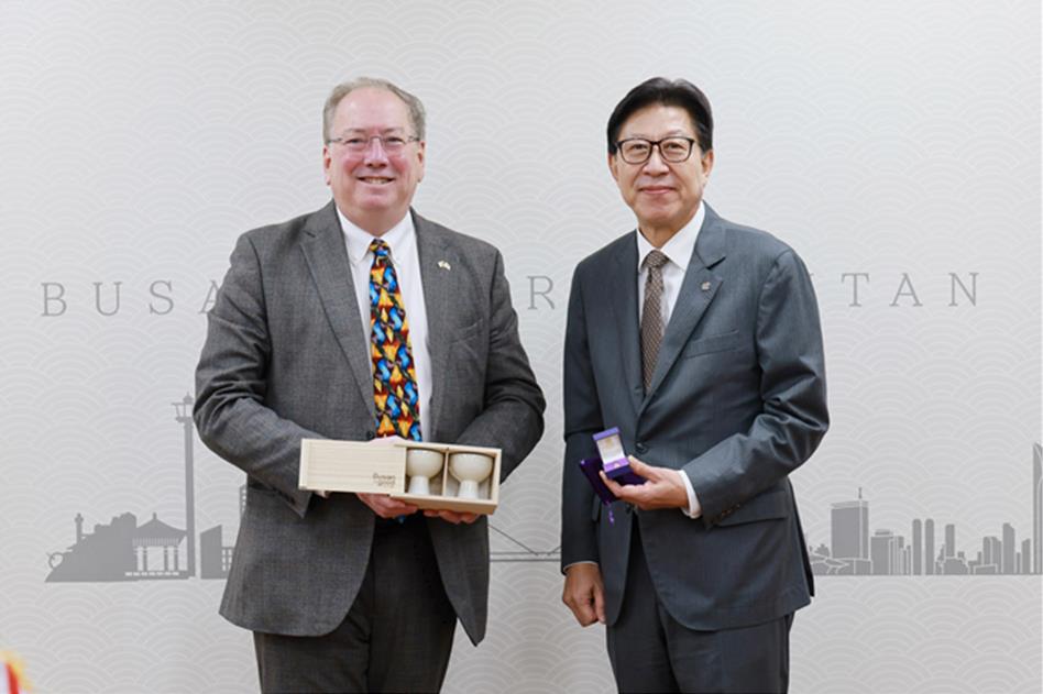 박형준 시장, '마이클 마이넬리' 영국 지옌 회장 접견… 세계적 금융네트워크 강화 발판 마련!