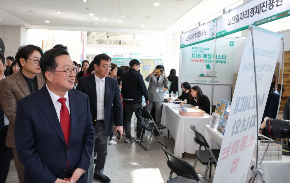 대전시, 하나 JOB매칭 페스타 with 중장년채용박람회’ 현장면접과 취업상담까지…구직 열기 후끈