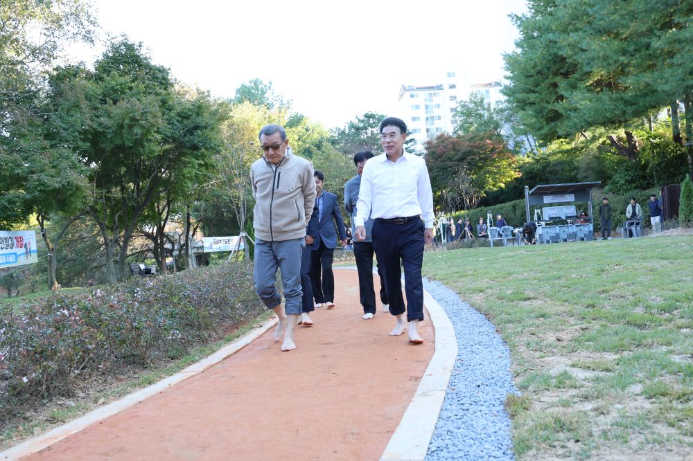 계룡시, 금암수변공원에 맨발길 개장