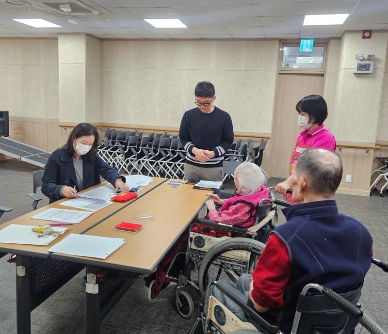 광명시, 거동 불편 어르신 찾아가 민생회복 소비쿠폰 신청 지원
