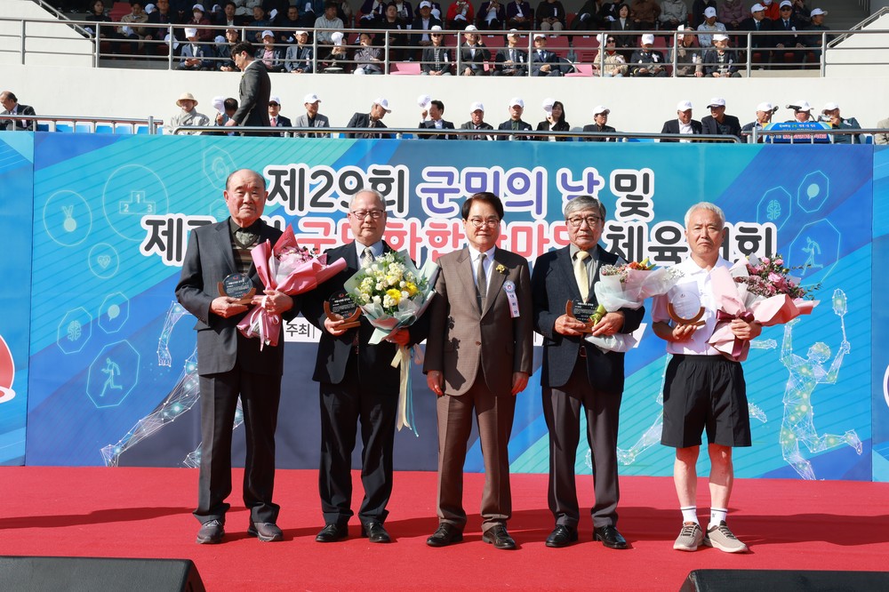 지역발전 기여자에 자랑스러운 군민상·향토봉사상 시상 및 명예군민증 수여