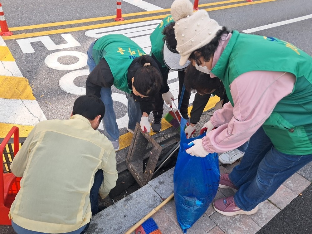 철산3동 새마을부녀회, 낙엽 쓸기 등 환경정비 실시