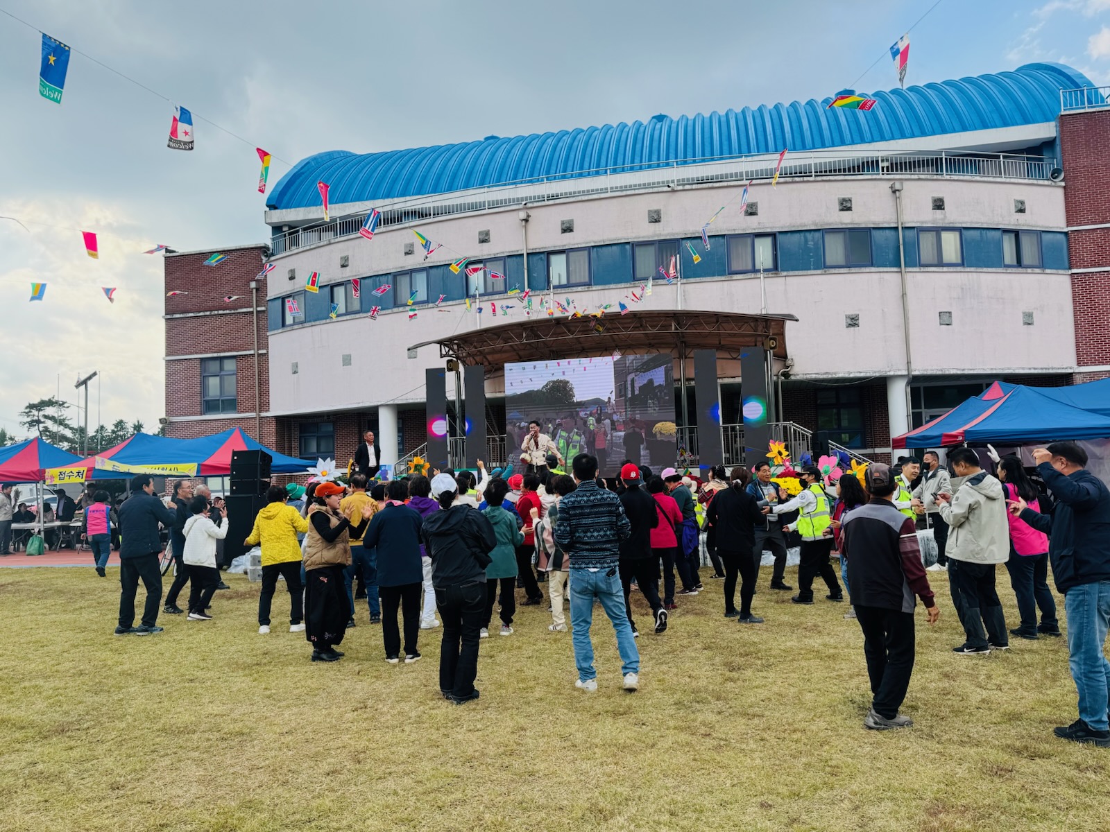 제34회 동면 면민의 날 및 2025년 경로위안잔치 열려